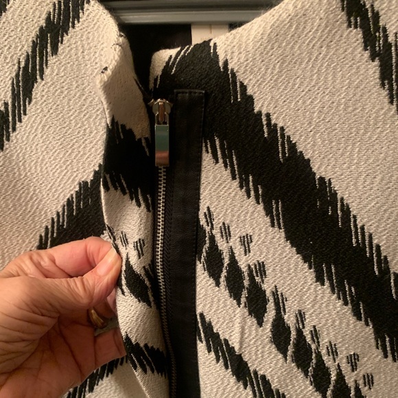 Chico NEW NEVER WORN, Black and Cream Chevron Topper, coat.Size 1 or 8-10 medium - Picture 5 of 5